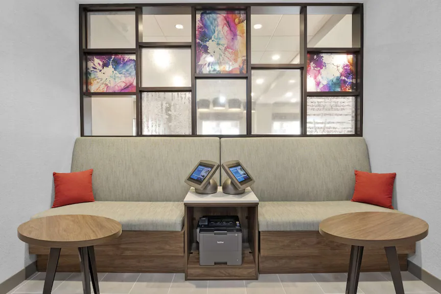 Hampton Inn & Suites Cornwall — guestroom interior