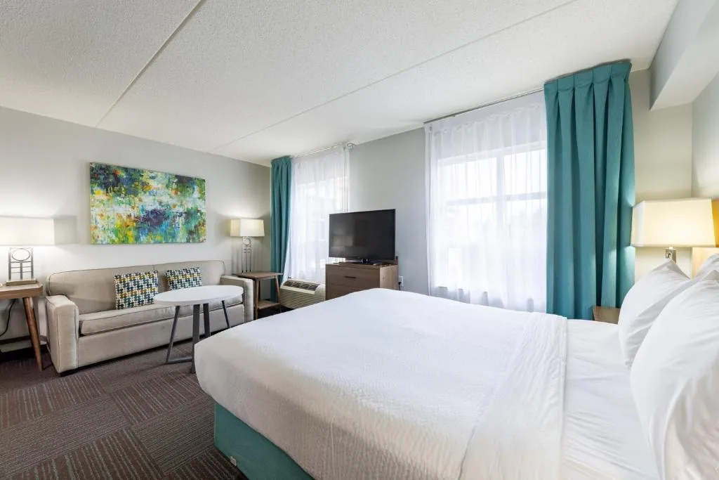 Staybridge Suites guestroom