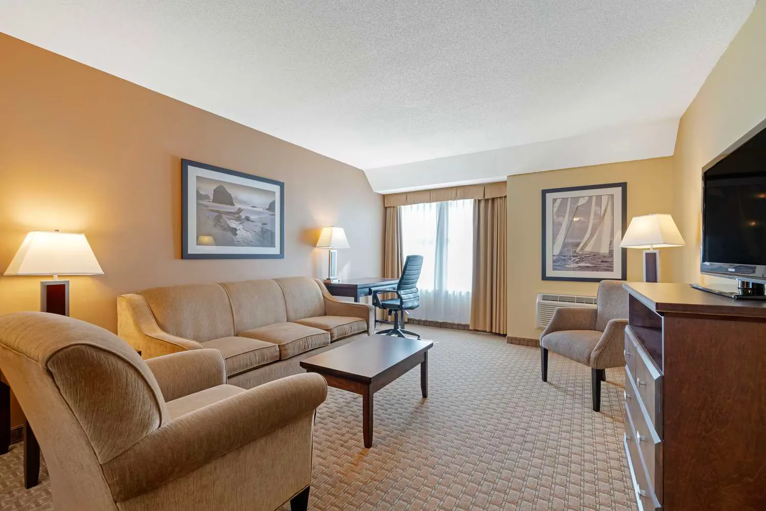 Best Western guestroom — Best Western Emerald Isle · Lamps